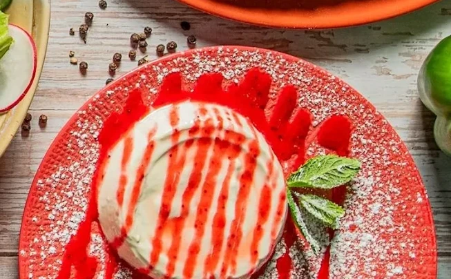 Panna Cotta mit Erdbeer-Püree und Minze